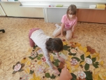 Listová koláž s ježky