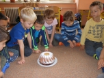 Fota z DS v Michli: http://www.mezi-nami.cz/projekt/zs-mendiku-a-ds-michle/