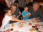 Zdobení perníčků se seniory.