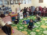 Čtecí babička v nové třídě
