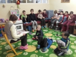 Čtecí babička v nové třídě